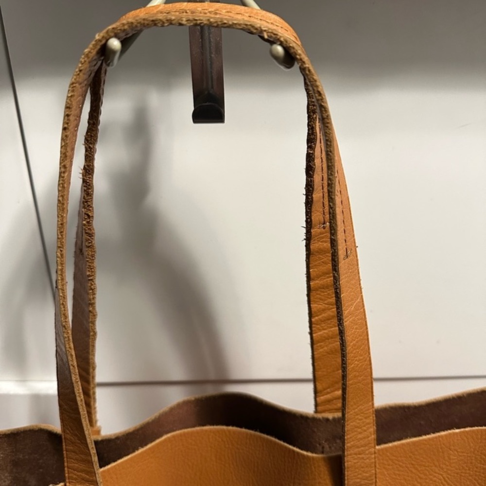 Madewell Medium Leather Tote with Pouch - Picture 3 of 5